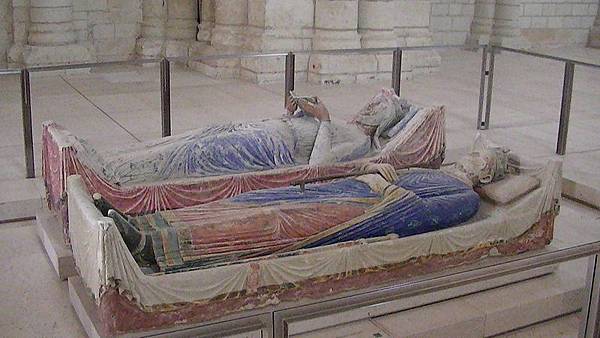 800px-Church_of_Fontevraud_Abbey_Eleanor_of_Aquitaine_and_Henry_II_effigies2.jpg