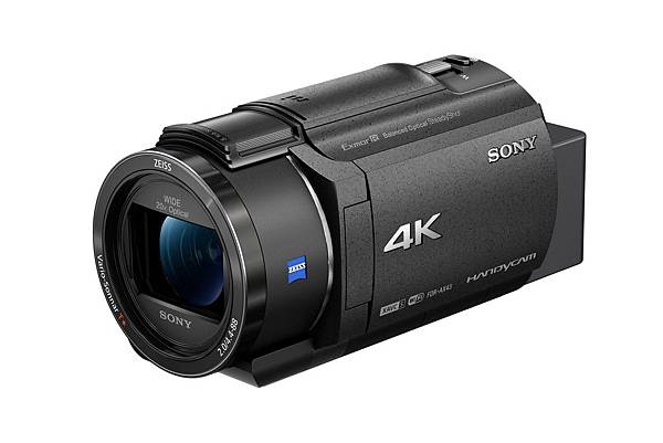 圖1) Sony 全新4K Handycam FDR-AX43 重量僅 600 克，為全系列最輕巧機種；搭載20倍光學變焦，具備高解析度的4K影片錄製能力與高音質獨立麥克風收音。