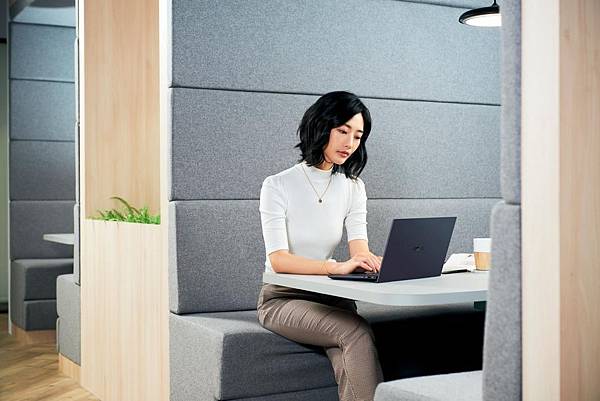 世界最輕的14吋商用筆電ASUS ExpertBook B9提供絕佳行動辦公能力，為商務與專業人士的筆電首選。