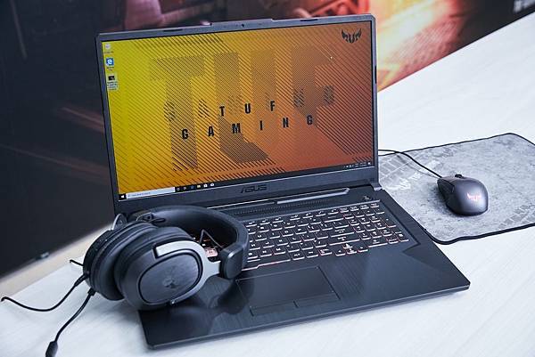 兼具亮眼外型與堅固耐用的ASUS TUF Gaming A15／A17，採用較上一代愈臻纖薄、輕盈的亮眼設計，不論哪個角度皆能盡顯電競風格美學。