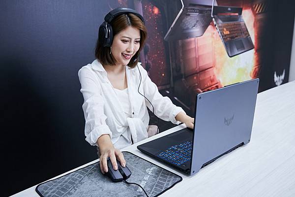 嶄新ASUS TUF Gaming A15／A17配備IPS級窄邊框螢幕與7.1聲道虛擬環繞音效的揚聲器，提供玩家劇院級的娛樂體驗。