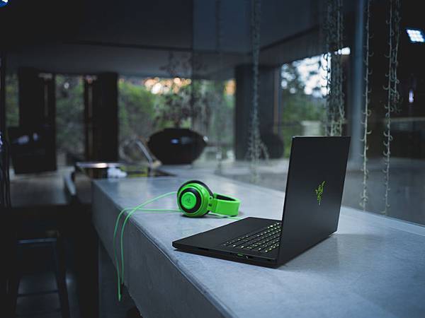 Razer Blade 15 Advanced (2020)  - Lifestyle - 3.jpg