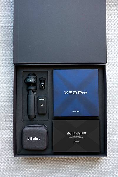 vivo X50 Pro專業攝影組內含bitplay多角度雙用腳架、bitplay  AllClip Mini組合標準超廣角+微距鏡頭和2021限定桌曆。.jpg