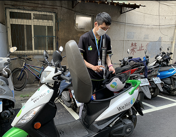 新聞照2_針對高頻率使用車輛，WeMo Scooter 滾動式增加消毒次數，確保消費者安心騎乘。