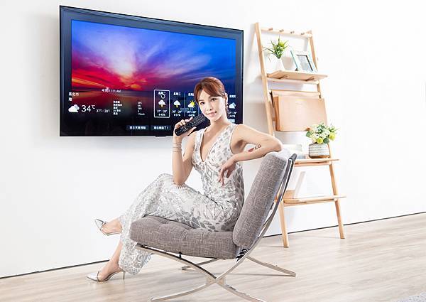 領先業界的 LG ThinQ 智慧家庭連網技術，以 LG ThinQ App 串聯，全方位操控 LG WiFi物聯網家電，搭配全新 AI 語音滑鼠遙控器聲控操作，輕鬆享受家電串聯的便利生活，實現智慧家庭生活藍