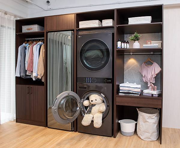 12_搭配寬度僅70公分與垂直流線式一體成型外型設計，兼具美學及實用性，消費者可一次洗滌大量或是大型衣物，例如寢具、沙發布套、大衣等，在家即可完成衣物洗淨護三大程序。