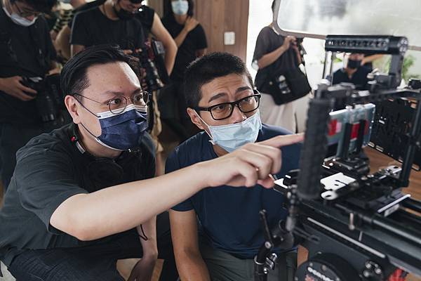 知名電影《孤味》導演許承傑和金馬金鐘雙料攝影陳克勤，運用vivo X70 Pro鏡頭拍攝微電影「圓形三角形」於10月6日首映。