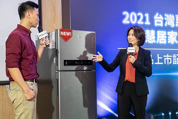 【圖三】知名部落客克里斯丁與消費者互動部總監 黃惠珍 在記者會中開箱全新冰箱Intelli Sense