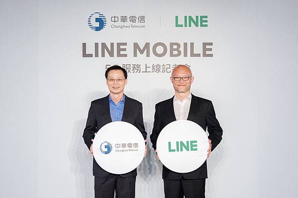 【圖4】中華電信與LINE共同宣布LINE MOBILE 5G服務正式上線（圖左至右為：中華電信個人家庭分公司 總經理 蘇添財、LINE 台灣 執行長 陳立人）