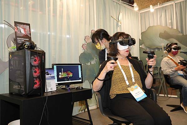 【圖說一】世界公視大展主席Judy Tam透過HTC VIVE XR Elite及AMD 電競級 PC，讓體驗者盡享最身歷其境的 VR 觀影感受。