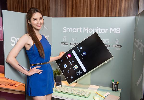 【新聞照片4】Smart Monitor M8與M7搭載升降式螢幕底座，瀏覽長篇文件時可將螢幕旋轉90度，提供更舒適的瀏覽體驗