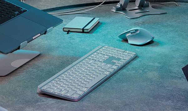 圖說02 全新珍珠白 MX Keys S 無線智能鍵盤，外型簡潔時尚，滿足專業使用者的高效精準需求