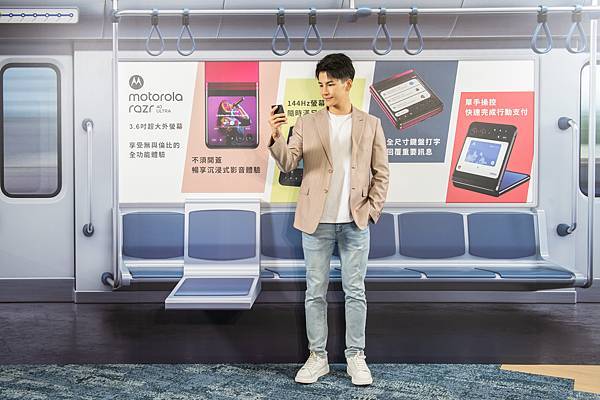 【新聞照片3】透過 motorola razr 40 ultra 3.6 吋超大外螢幕，使用者可享受無與倫比的全功能體驗，如看影片、玩遊戲、全尺寸鍵盤打字傳訊、電子支付等。