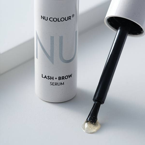 新聞圖片03_「NU COLOUR®眉睫豐盈精華」獨家研發的Nu Skin眉睫豐盈因子、眉睫強健因子以及兩種毛根穩固因子配方，提供全方位的滋養