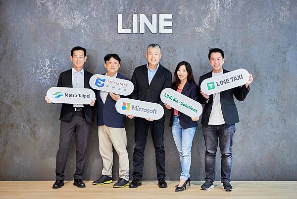 【新聞照片一】台灣微軟及 LINE 攜手合作夥伴碩網資訊，透過結合微軟 Azure OpenAI 服務以及 LINE CLOVA Chatbot 聊天機器人，成功為 LINE TAXI 及台北捷運拓展 AI 語音叫車及 AI 乘車資訊查詢