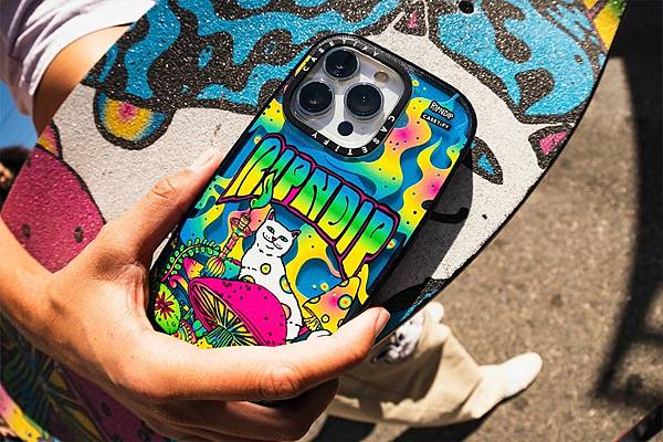 圖1. RIPNDIP x CASETIFY 聯名系列鼓勵粉絲透過俏皮前衛的設計配件展現你無所畏懼的自信