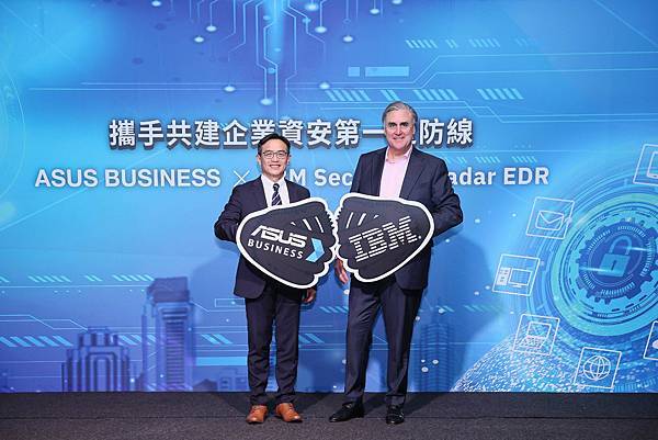 華碩與IBM舉辦《ASUS BUSINESS × IBM Security QRadar EDR聯合記者會》，宣布雙方合作。左起為華碩全球副總裁林宗樑、IBM公司亞太區總經理Paul Burton。