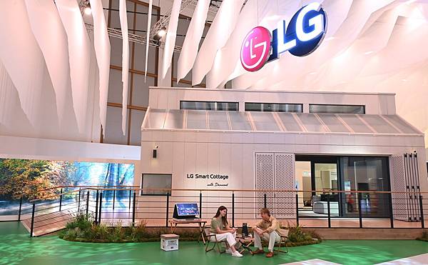 【新聞圖片】LG整合永續建材、智慧家電、儲能設備首創「家電建築－智慧小屋」，帶領智慧生活產業邁入全新里程碑
