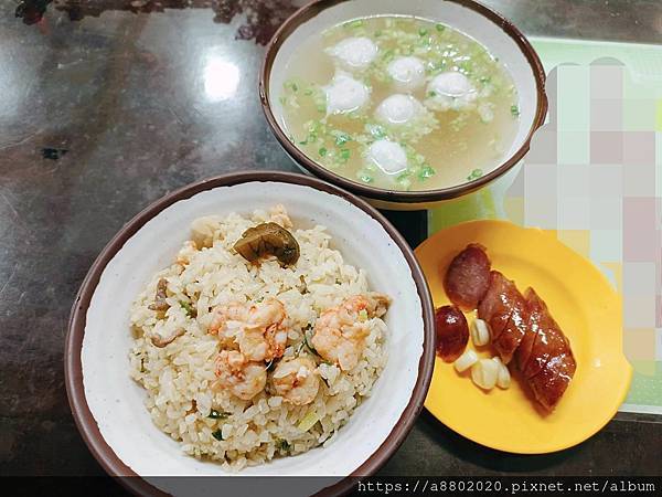 晚餐是【萬伯鹹粥】，點了一碗大的蝦仁肉絲飯、香腸×1、魚丸湯