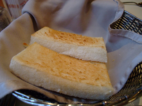 西堤-沾蘑菇醬的蒜香麵包