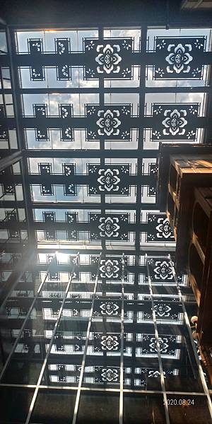 花紋天花板.jpg 花紋天花板.jpg