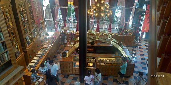 看向一樓.jpg 看向一樓.jpg