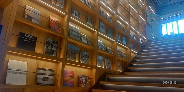 二樓往三樓.jpg 二樓往三樓.jpg