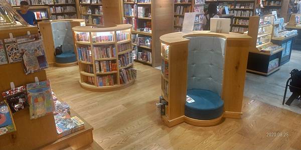 書架結合座位.jpg 書架結合座位.jpg