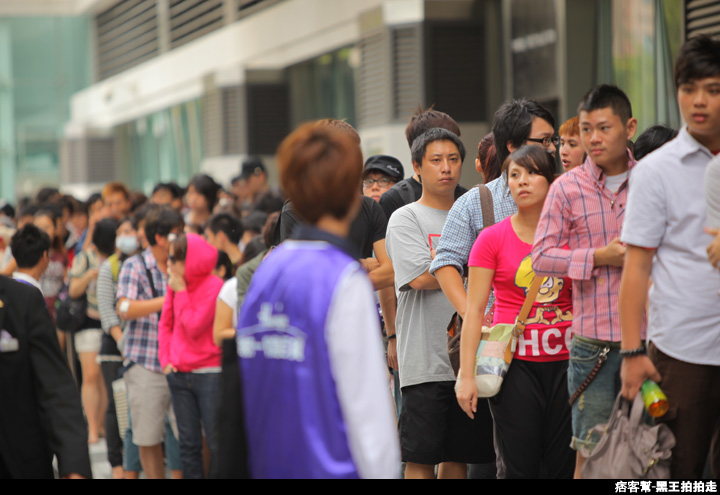 信義區統一阪急百貨開幕、排隊人潮、路人情境、街景、百貨專櫃、購物、週年慶-21.JPG