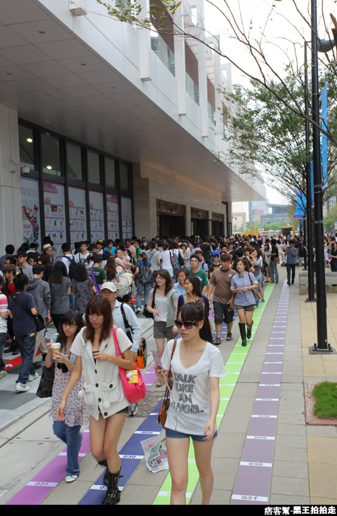 信義區統一阪急百貨開幕、排隊人潮、路人情境、街景、百貨專櫃、購物、週年慶-81.JPG