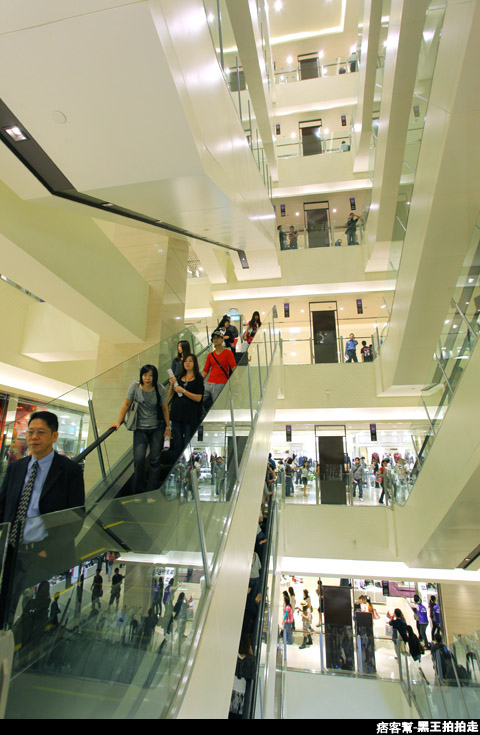 信義區統一阪急百貨開幕、排隊人潮、路人情境、街景、百貨專櫃、購物、週年慶-102.JPG 信義區統一阪急百貨開幕、排隊人潮、路人情境、街景、百貨專櫃、購物、週年慶-102.JPG