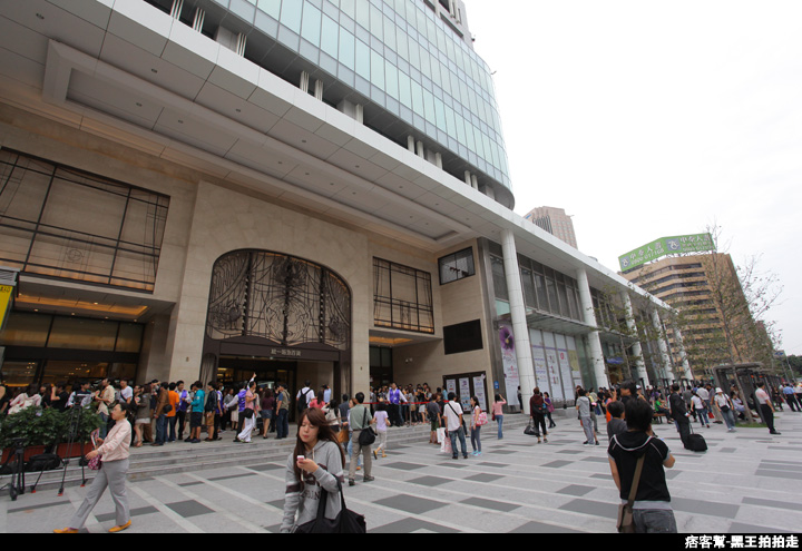 信義區統一阪急百貨開幕、排隊人潮、路人情境、街景、百貨專櫃、購物、週年慶-54.JPG 信義區統一阪急百貨開幕、排隊人潮、路人情境、街景、百貨專櫃、購物、週年慶-54.JPG