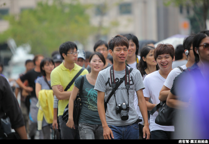 信義區統一阪急百貨開幕、排隊人潮、路人情境、街景、百貨專櫃、購物、週年慶-135.JPG