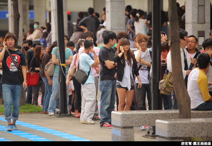 信義區統一阪急百貨開幕、排隊人潮、路人情境、街景、百貨專櫃、購物、週年慶-25.JPG