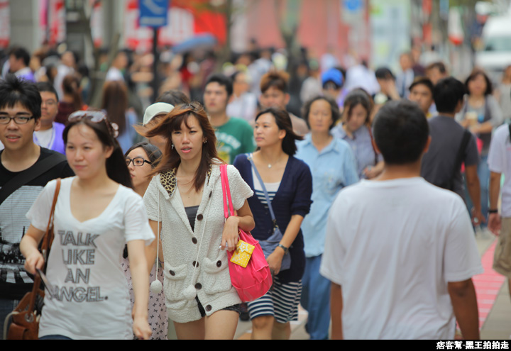 信義區統一阪急百貨開幕、排隊人潮、路人情境、街景、百貨專櫃、購物、週年慶-70.JPG