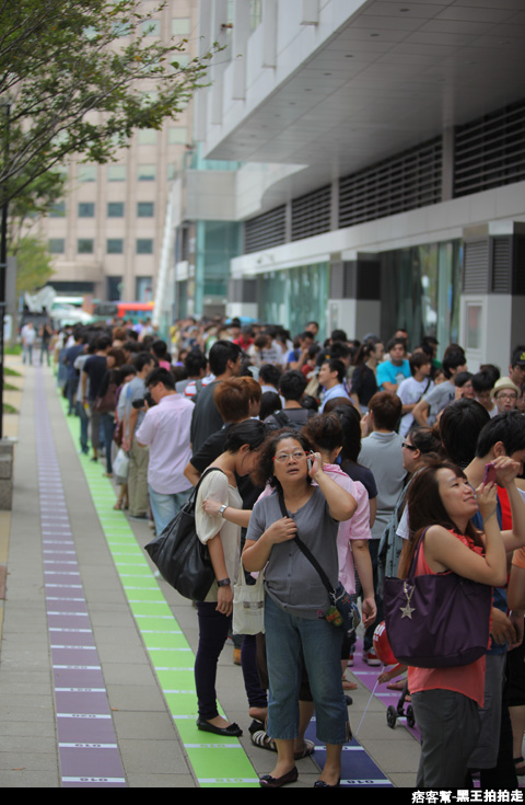 信義區統一阪急百貨開幕、排隊人潮、路人情境、街景、百貨專櫃、購物、週年慶-71.JPG