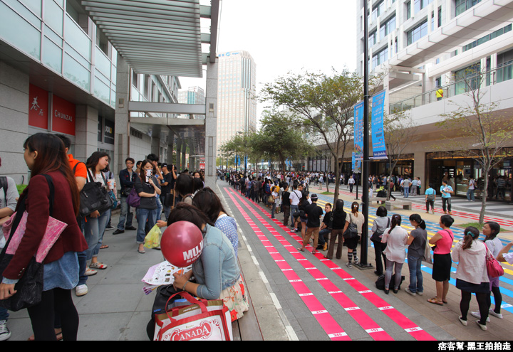 信義區統一阪急百貨開幕、排隊人潮、路人情境、街景、百貨專櫃、購物、週年慶-87.JPG