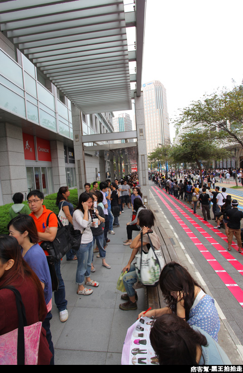 信義區統一阪急百貨開幕、排隊人潮、路人情境、街景、百貨專櫃、購物、週年慶-89.JPG 信義區統一阪急百貨開幕、排隊人潮、路人情境、街景、百貨專櫃、購物、週年慶-89.JPG
