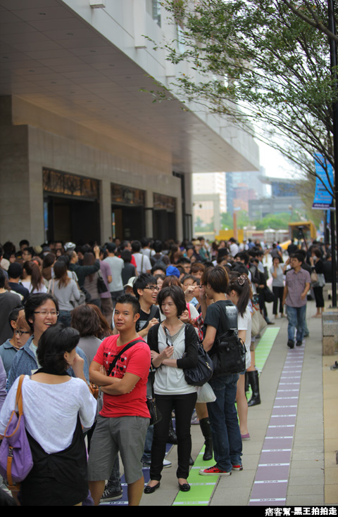 信義區統一阪急百貨開幕、排隊人潮、路人情境、街景、百貨專櫃、購物、週年慶-78.JPG