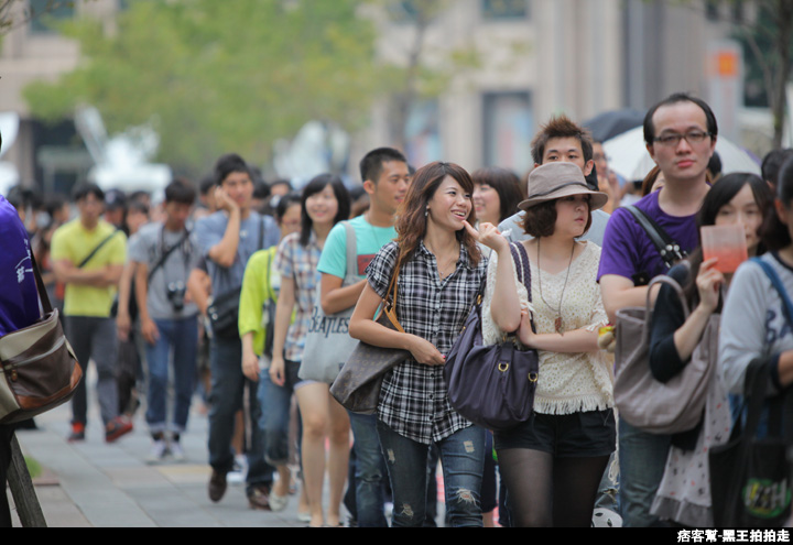 信義區統一阪急百貨開幕、排隊人潮、路人情境、街景、百貨專櫃、購物、週年慶-133.JPG