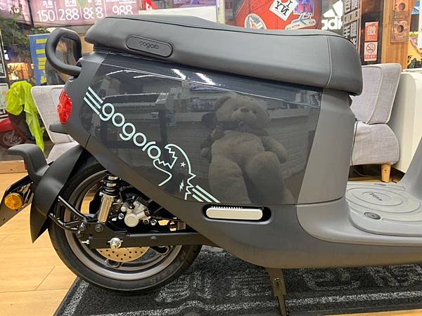 GOGORO 2 Plus 黑色 Agnes b 恐龍 客製化包膜_190831_0010.jpg