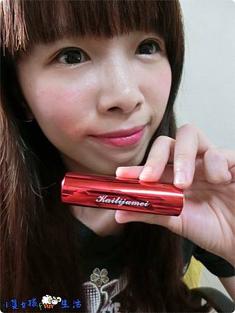 心得 微滅火 kaili jumei凱莉聚美花瓣金箔果凍唇膏 烈焰紅 金箔 花瓣美翻天 唇膏絲滑滋潤 但顏色卻差強人意