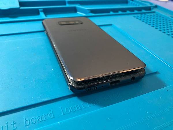 Samsung S10e電池膨脹.jpg