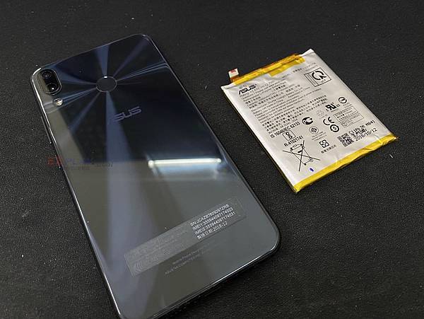 ZenFone5Z電池膨脹.jpg