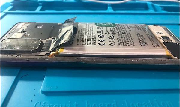 Oppo A72電池膨脹.jpg