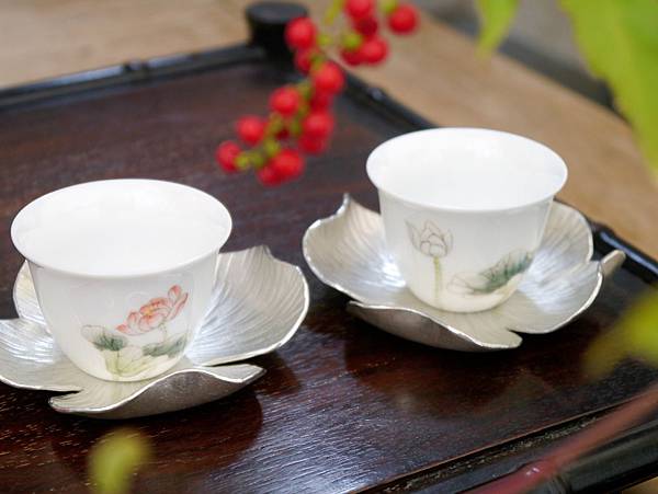 m1錫手打花辧形杯托-1.JPG m1錫手打花辧形杯托-1.JPG