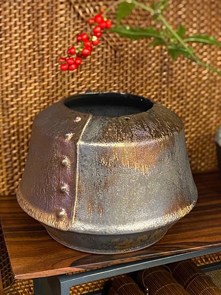 A81康嘉良墨金造形水方花器-1.jpg A81康嘉良墨金造形水方花器-1.jpg