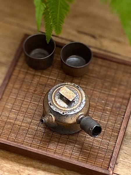 A85康嘉良創作側把壺-1.jpg A85康嘉良創作側把壺-1.jpg