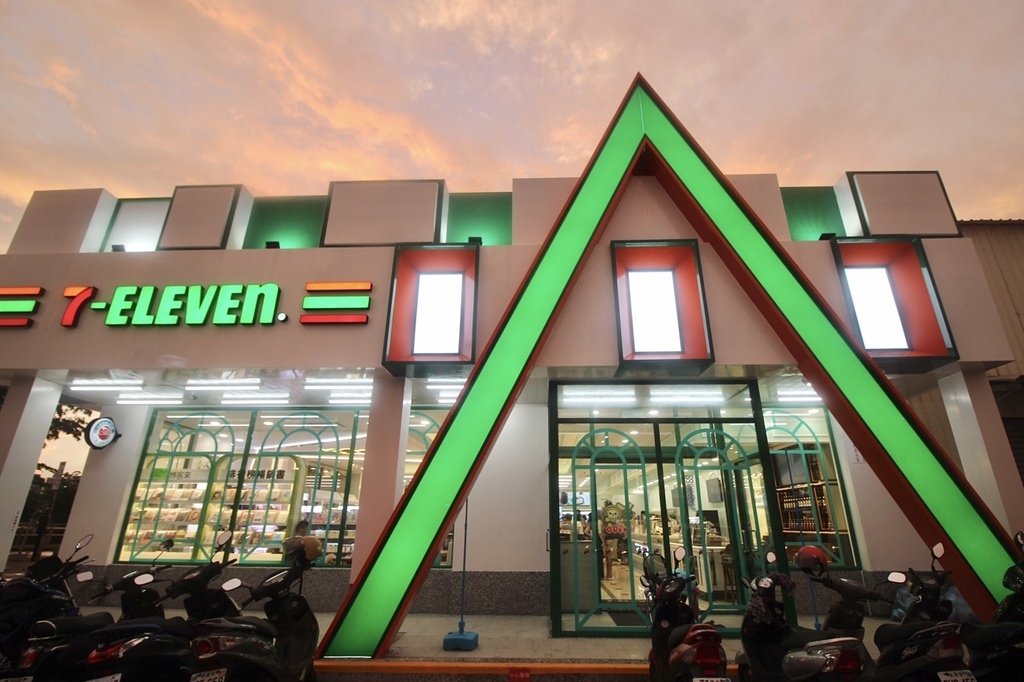 朝聖高雄最華麗7 11 Big7高昌門市 華麗新古典裝潢 咖啡廳 酒吧 烘焙 美妝 書店 高雄big7 新統一超商 阿云帶你遊逮丸 痞客邦