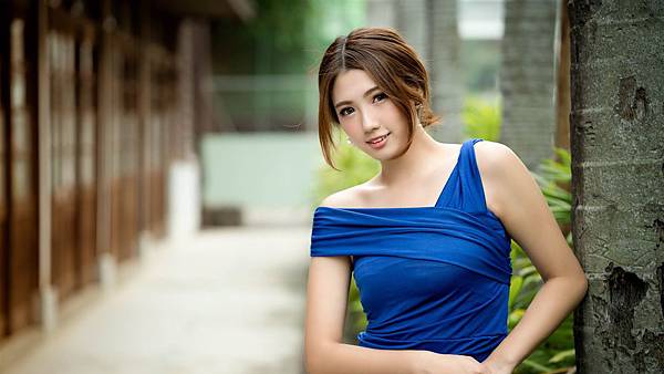 Attractive_blue_dress_beauty_Model_HD_Wallpaper_1366x768.jpg